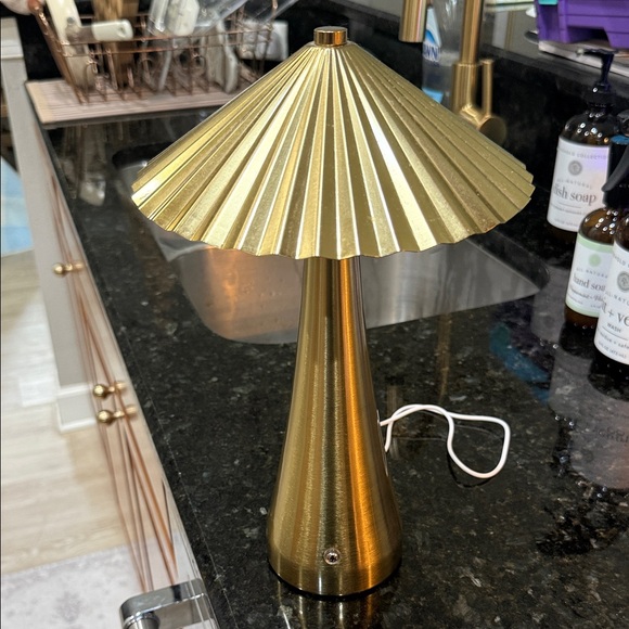 Elegant Gold Table Lamp - Picture 1 of 2